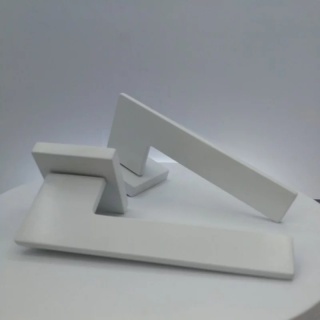 Klamka Blade biała na rozecie kwadratowej Corona