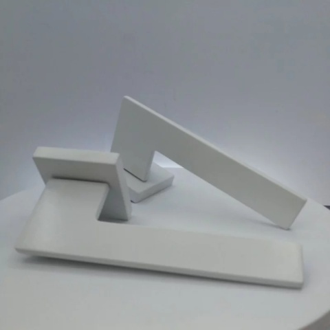 Klamka Blade biała na rozecie kwadratowej Corona